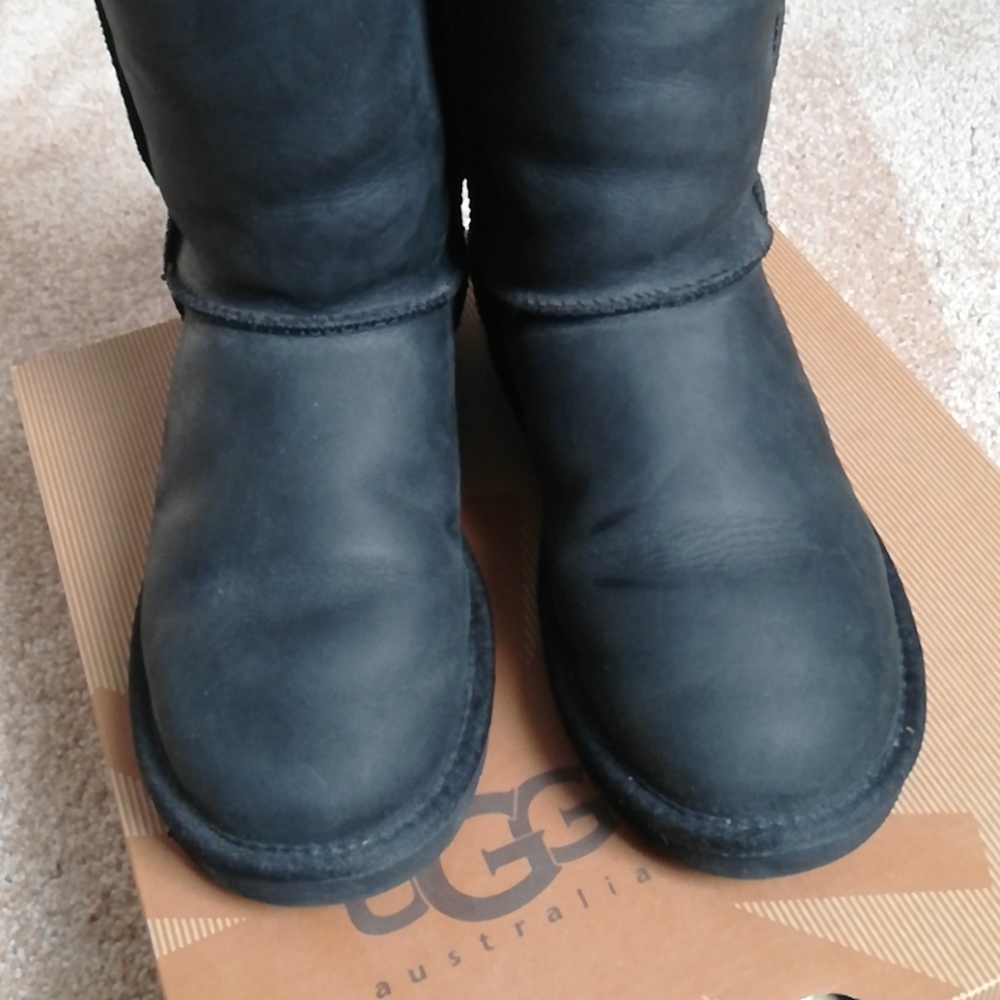Classic Leather Uggs - Picture 6 of 6